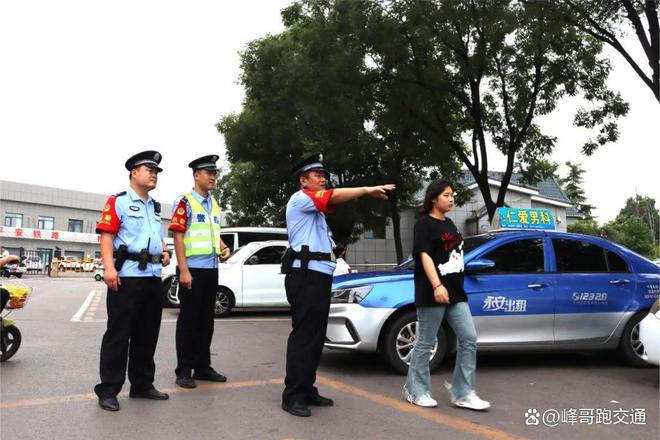 坚守岗位的汽车站守卫